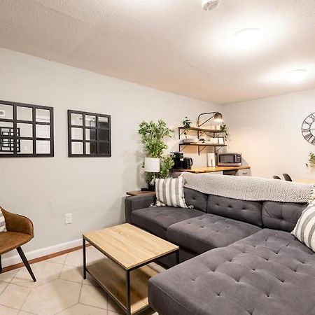 Adorable 2-Bedroom Modern Basement DEN Exterior foto