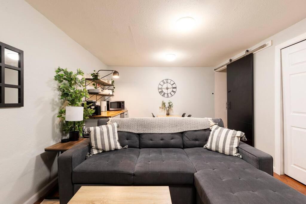 Adorable 2-Bedroom Modern Basement DEN Exterior foto